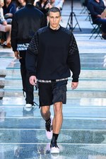 ヴェルサーチ 2018年春夏メンズコレクション - 身に着けて感じるブランドの軌跡｜写真25