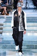 ヴェルサーチ 2018年春夏メンズコレクション - 身に着けて感じるブランドの軌跡｜写真51