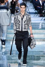 ヴェルサーチ 2018年春夏メンズコレクション - 身に着けて感じるブランドの軌跡｜写真57