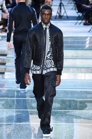 ヴェルサーチ 2018年春夏メンズコレクション - 身に着けて感じるブランドの軌跡｜写真24