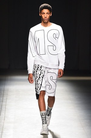 MSGM 2018年春夏メンズコレクション - 季節は夏、高鳴る気持ちを色柄に込めて｜写真1