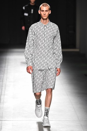 MSGM 2018年春夏メンズコレクション - 季節は夏、高鳴る気持ちを色柄に込めて｜写真9