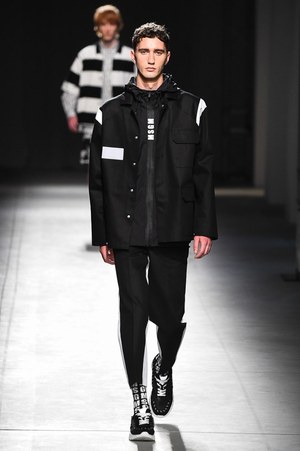 MSGM 2018年春夏メンズコレクション - 季節は夏、高鳴る気持ちを色柄に込めて｜写真11