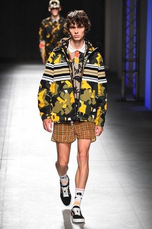 MSGM 2018年春夏メンズコレクション - 季節は夏、高鳴る気持ちを色柄に込めて｜写真17