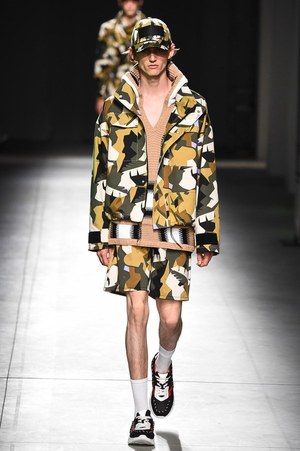 MSGM 2018年春夏メンズコレクション - 季節は夏、高鳴る気持ちを色柄に込めて｜写真23