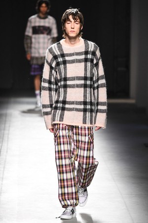 MSGM 2018年春夏メンズコレクション - 季節は夏、高鳴る気持ちを色柄に込めて｜写真31