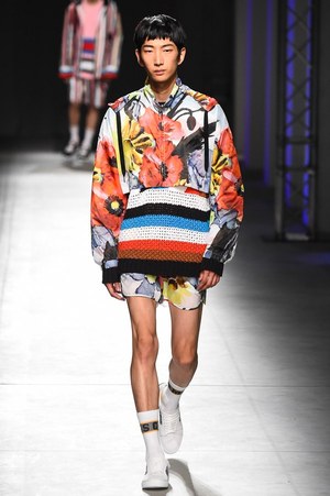 MSGM 2018年春夏メンズコレクション - 季節は夏、高鳴る気持ちを色柄に込めて｜写真49
