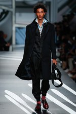 プラダ 2018年春夏コレクション - ミウッチャ監修SFコミックでタイムスリップ｜写真3