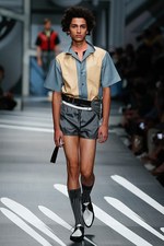 プラダ 2018年春夏コレクション - ミウッチャ監修SFコミックでタイムスリップ｜写真25