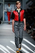 プラダ 2018年春夏コレクション - ミウッチャ監修SFコミックでタイムスリップ｜写真26