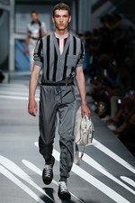 プラダ 2018年春夏コレクション - ミウッチャ監修SFコミックでタイムスリップ｜写真28