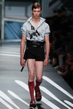 プラダ 2018年春夏コレクション - ミウッチャ監修SFコミックでタイムスリップ｜写真40