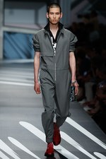 プラダ 2018年春夏コレクション - ミウッチャ監修SFコミックでタイムスリップ｜写真44