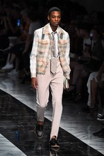 フェンディ 2018年春夏メンズコレクション -“ダブルF”の類まれなる存在感｜写真32