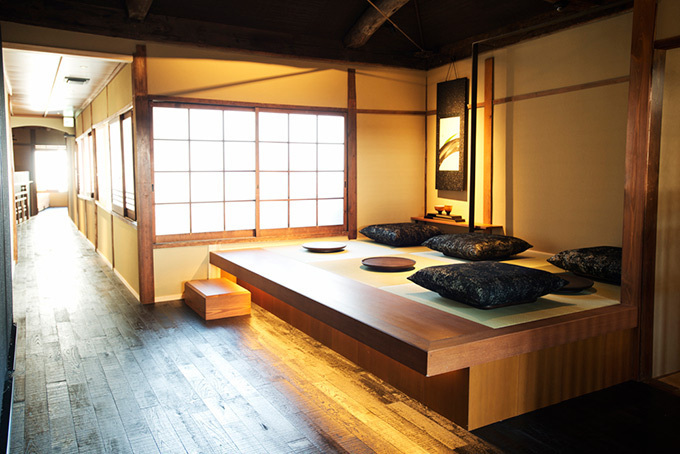 スターバックス”畳の間”でコーヒーを味わえる新店、京都・二寧坂の日本家屋にオープン | 写真