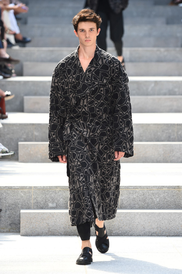 イッセイ ミヤケ メン(ISSEY MIYAKE MEN) 2018年春夏メンズコレクション シルエット - 写真12