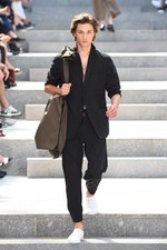 イッセイ ミヤケ メン 2018年春夏コレクション - 砂漠を旅する一人の男｜写真3