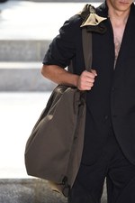 イッセイ ミヤケ メン 2018年春夏コレクション - 砂漠を旅する一人の男｜写真4