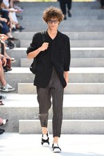 イッセイ ミヤケ メン 2018年春夏コレクション - 砂漠を旅する一人の男｜写真8