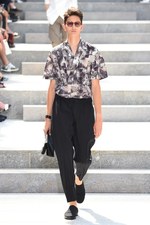 イッセイ ミヤケ メン 2018年春夏コレクション - 砂漠を旅する一人の男｜写真10