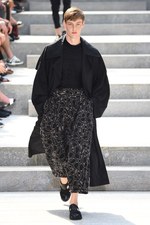 イッセイ ミヤケ メン 2018年春夏コレクション - 砂漠を旅する一人の男｜写真18