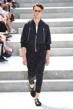 イッセイ ミヤケ メン 2018年春夏コレクション - 砂漠を旅する一人の男｜写真20