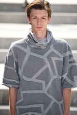 イッセイ ミヤケ メン 2018年春夏コレクション - 砂漠を旅する一人の男｜写真24