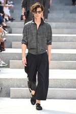 イッセイ ミヤケ メン 2018年春夏コレクション - 砂漠を旅する一人の男｜写真25