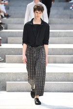 イッセイ ミヤケ メン 2018年春夏コレクション - 砂漠を旅する一人の男｜写真27