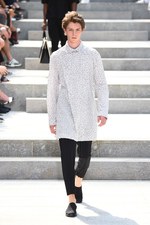 イッセイ ミヤケ メン 2018年春夏コレクション - 砂漠を旅する一人の男｜写真28