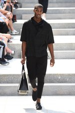 イッセイ ミヤケ メン 2018年春夏コレクション - 砂漠を旅する一人の男｜写真29