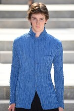 イッセイ ミヤケ メン 2018年春夏コレクション - 砂漠を旅する一人の男｜写真32