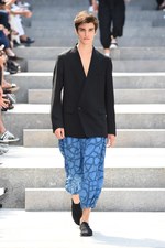 イッセイ ミヤケ メン 2018年春夏コレクション - 砂漠を旅する一人の男｜写真33