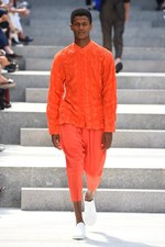 イッセイ ミヤケ メン 2018年春夏コレクション - 砂漠を旅する一人の男｜写真35