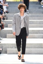 イッセイ ミヤケ メン 2018年春夏コレクション - 砂漠を旅する一人の男｜写真42