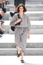 イッセイ ミヤケ メン 2018年春夏コレクション - 砂漠を旅する一人の男｜写真49