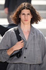 イッセイ ミヤケ メン 2018年春夏コレクション - 砂漠を旅する一人の男｜写真50