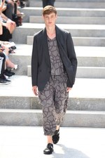 イッセイ ミヤケ メン 2018年春夏コレクション - 砂漠を旅する一人の男｜写真51