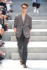 イッセイ ミヤケ メン 2018年春夏コレクション - 砂漠を旅する一人の男｜写真52