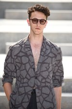 イッセイ ミヤケ メン 2018年春夏コレクション - 砂漠を旅する一人の男｜写真53