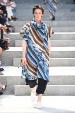 イッセイ ミヤケ メン 2018年春夏コレクション - 砂漠を旅する一人の男｜写真54