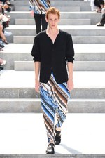 イッセイ ミヤケ メン 2018年春夏コレクション - 砂漠を旅する一人の男｜写真56