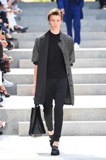 イッセイ ミヤケ メン 2018年春夏コレクション - 砂漠を旅する一人の男｜写真61