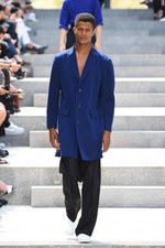 イッセイ ミヤケ メン 2018年春夏コレクション - 砂漠を旅する一人の男｜写真69