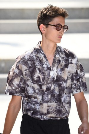 イッセイ ミヤケ メン 2018年春夏コレクション - 砂漠を旅する一人の男｜写真11