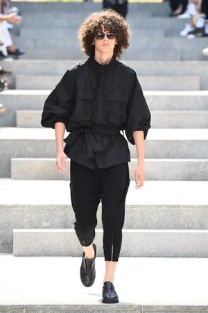 イッセイ ミヤケ メン 2018年春夏コレクション - 砂漠を旅する一人の男｜写真39