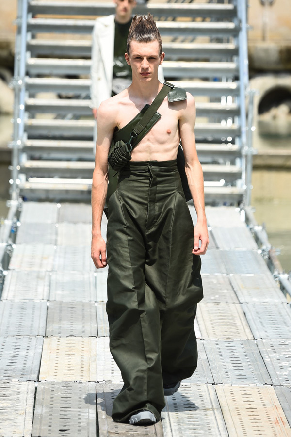 リック・オウエンス(Rick Owens) 2018年春夏メンズコレクション  - 写真33