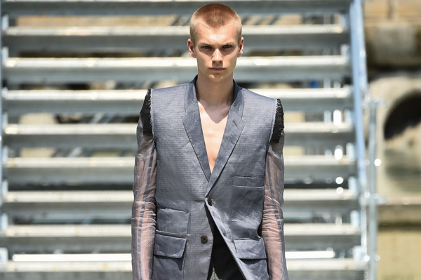 リック・オウエンス 2018年春夏メンズコレクション - 工事現場でみた“正装”の種