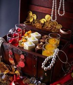 「パイレーツ」をイメージしたブッフェ、ニューオータニ幕張で - 海賊の食卓風の豪快なローストポーク｜写真2