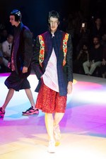 コム デ ギャルソン・オム プリュス 2018年春夏コレクション、“服の哲学”に触れるショータイム｜写真8